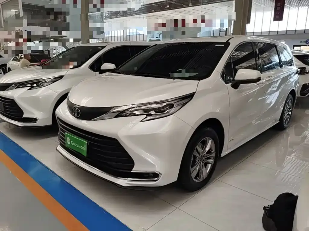 Toyota Sienna — фото 1