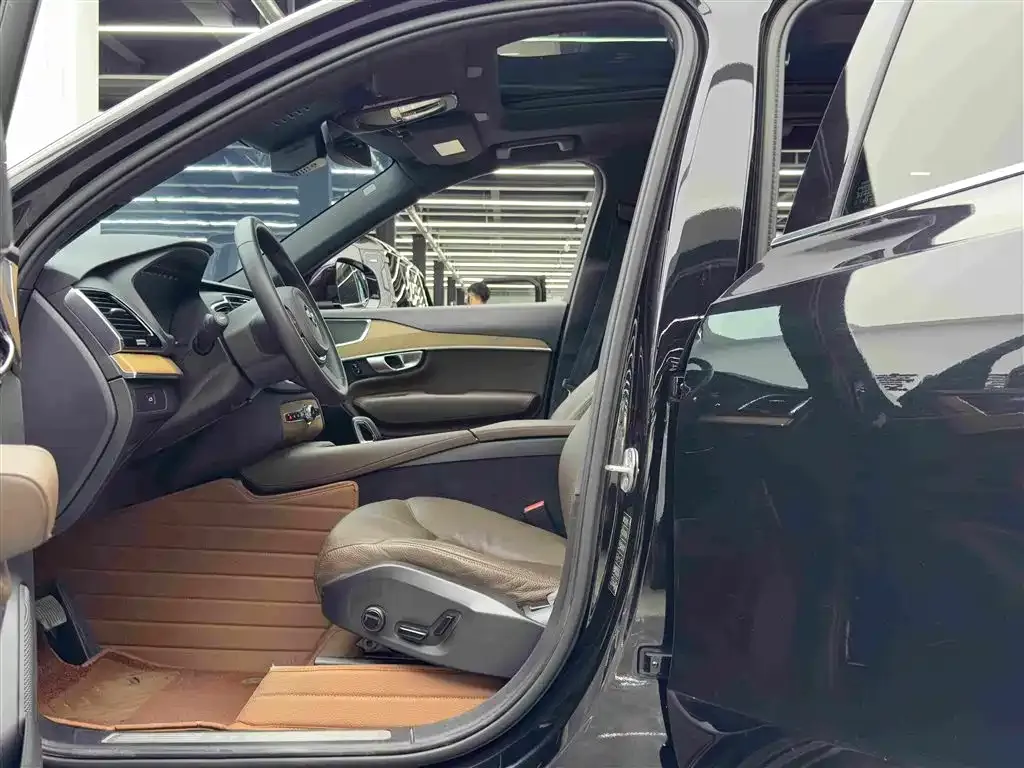 Volvo XC90 — фото 10