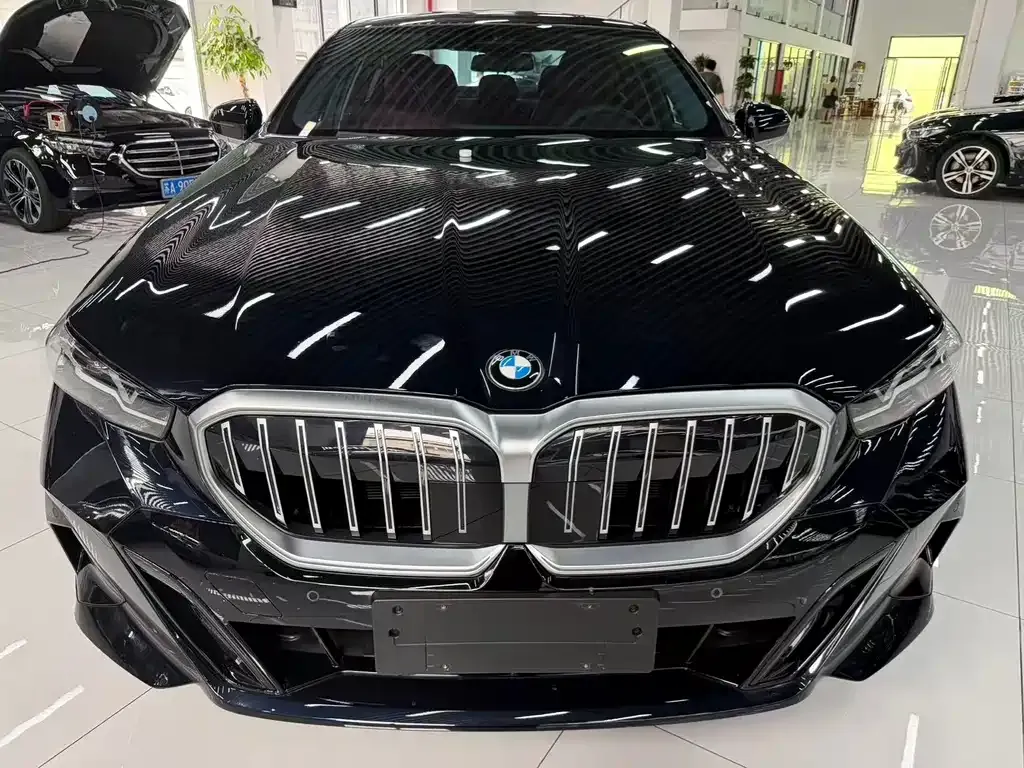 BMW 5 Series — фото 1
