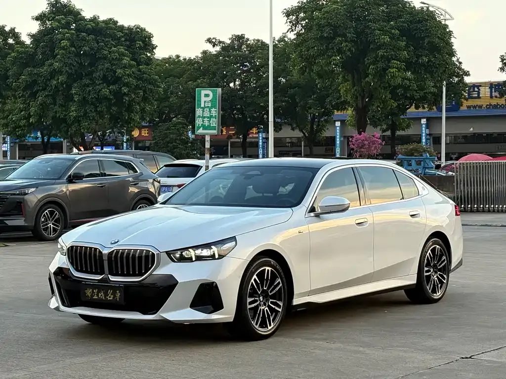 BMW 5 Series — фото 1