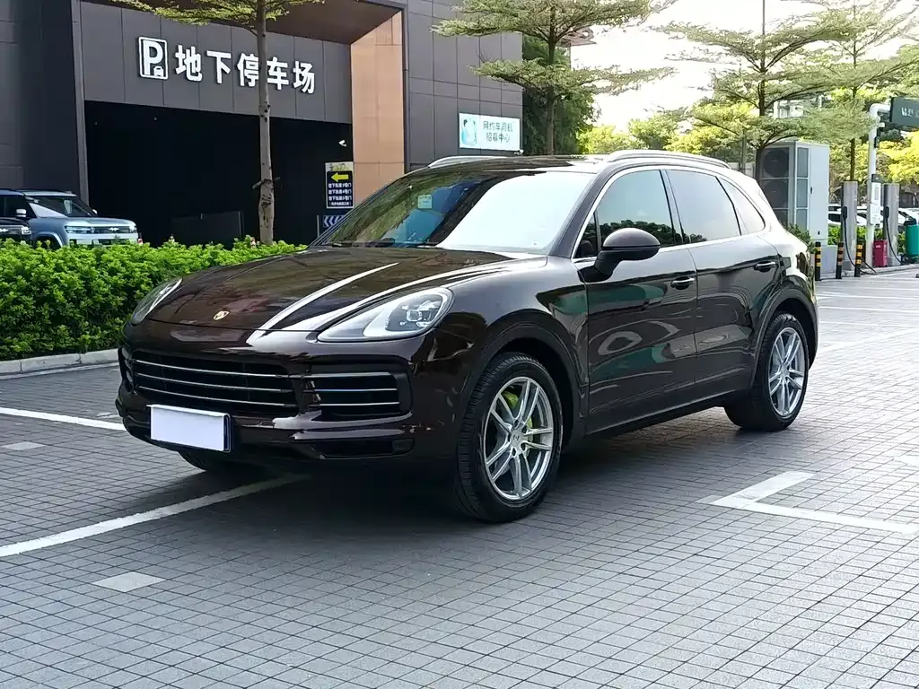 Porsche Cayenne — фото 1