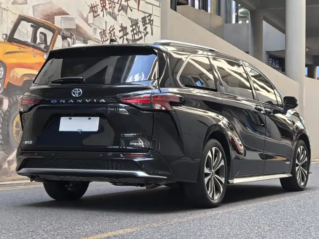 Toyota Granvia — фото 2