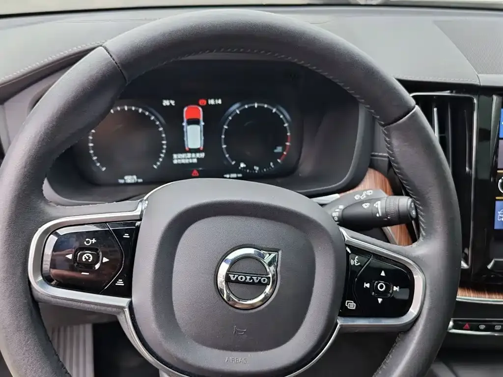 Volvo XC60 — фото 10