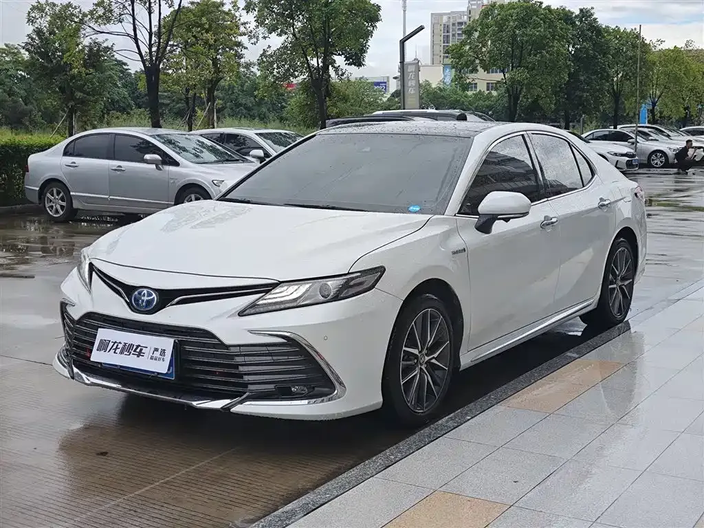 Toyota Camry — фото 1