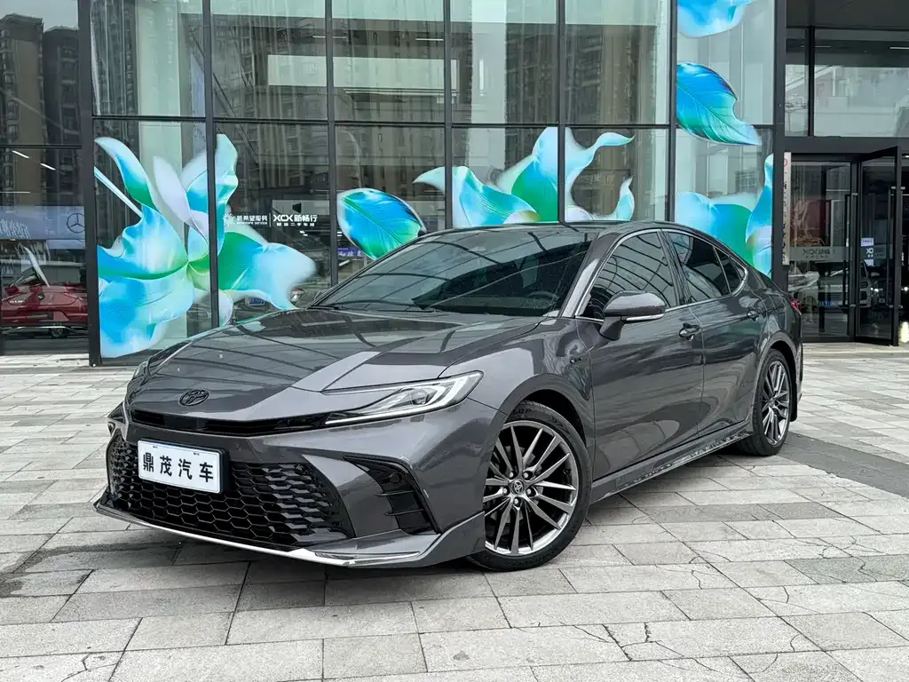 Toyota Camry — фото 1