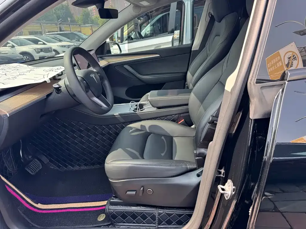 Tesla Model Y — фото 10