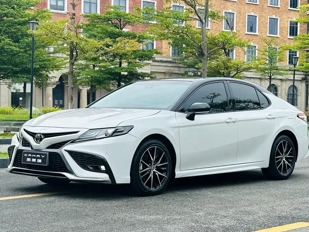 Toyota Camry — фото 1