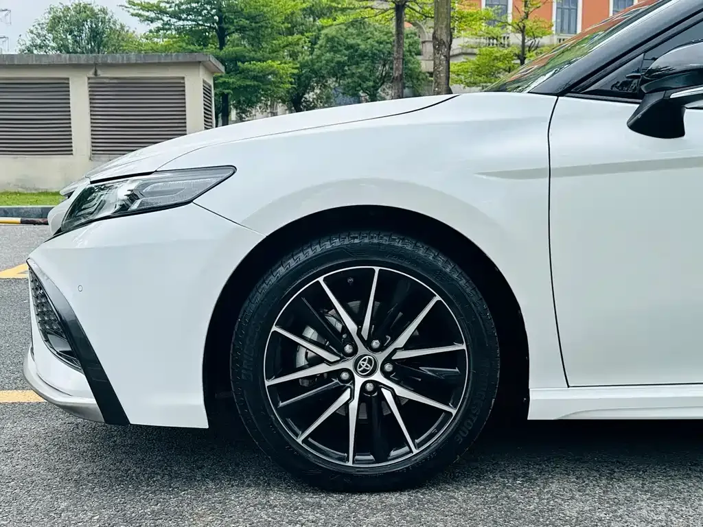 Toyota Camry — фото 3