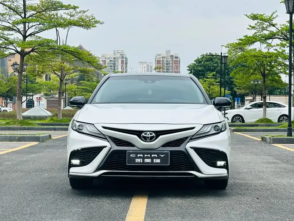 Toyota Camry — фото 4
