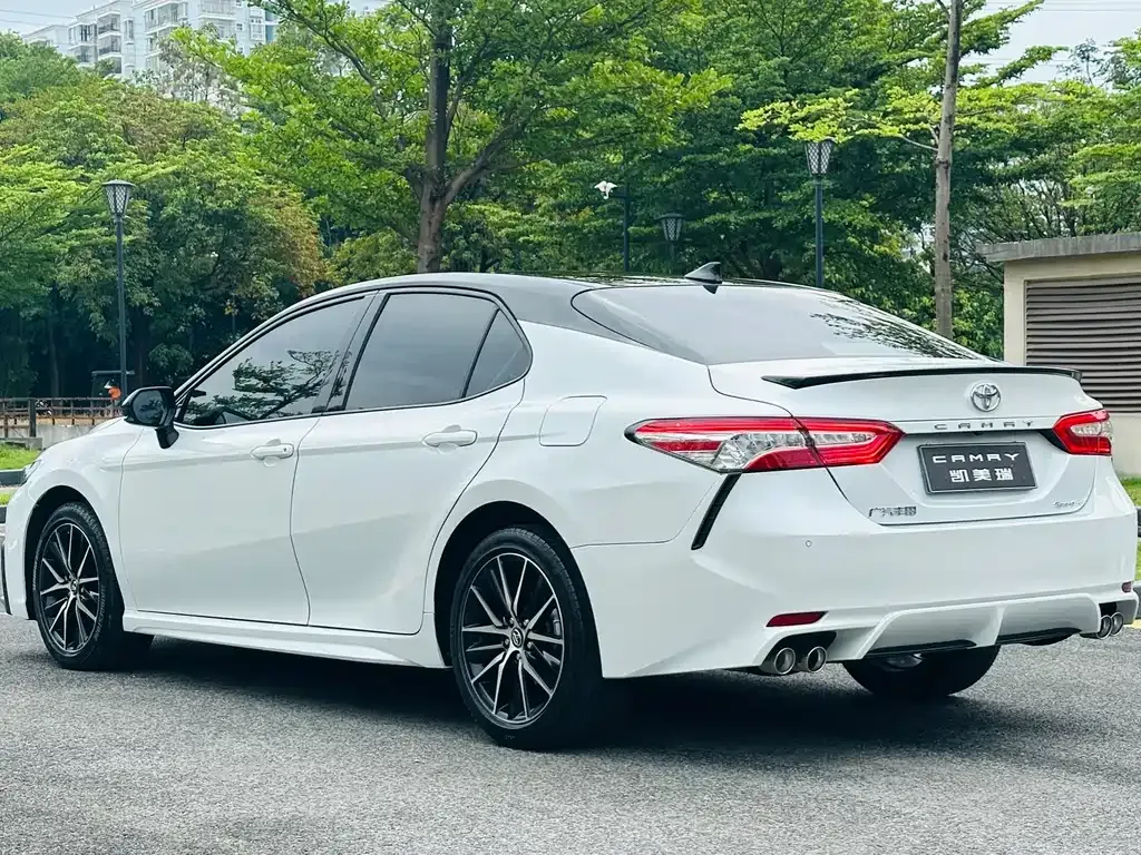 Toyota Camry — фото 6