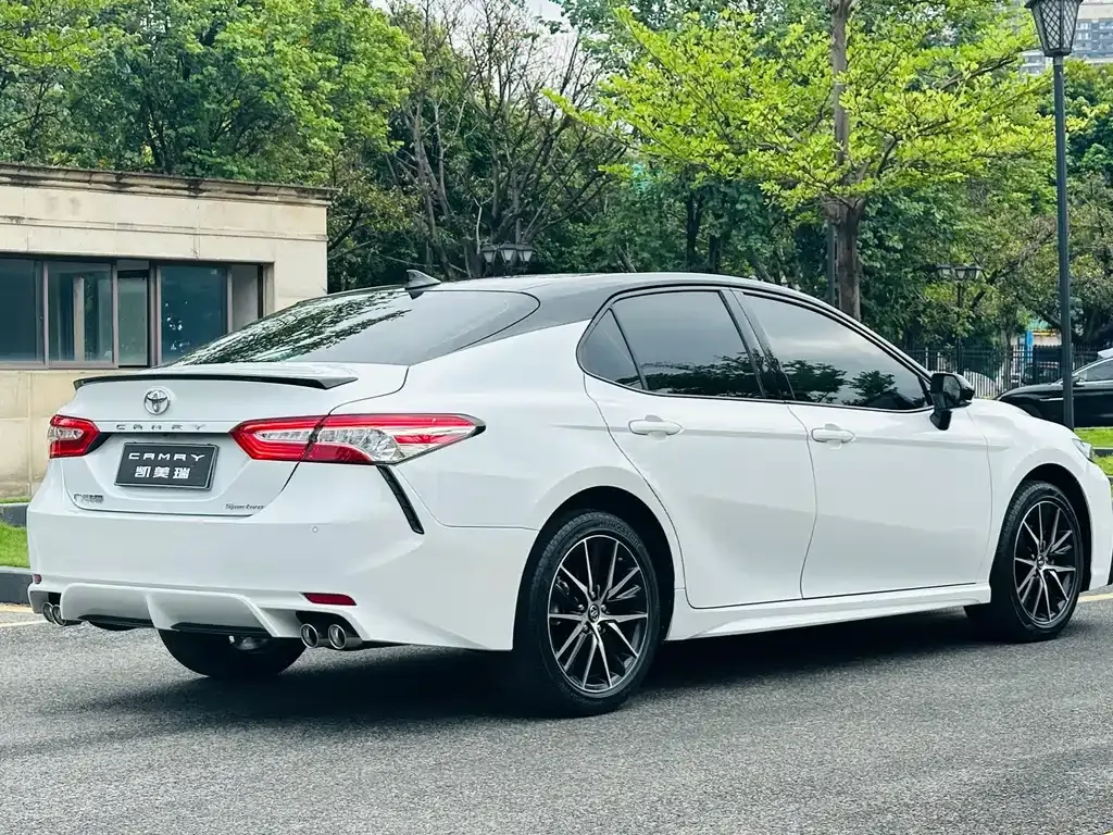 Toyota Camry — фото 10