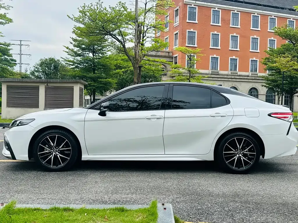 Toyota Camry — фото 9