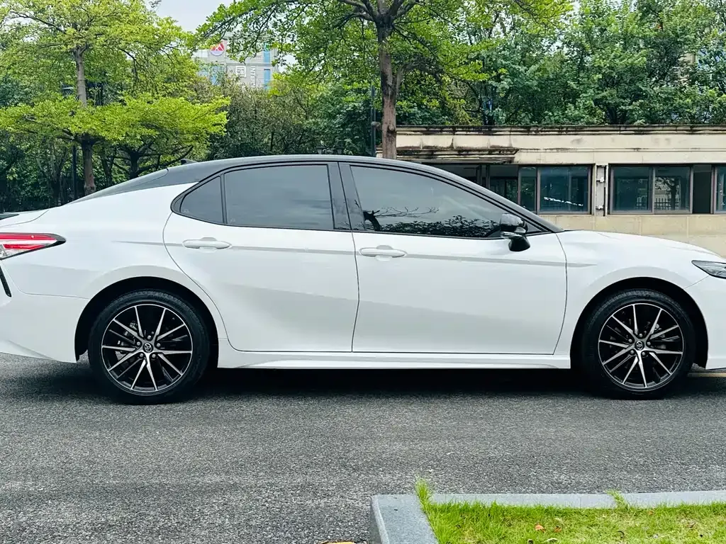 Toyota Camry — фото 5