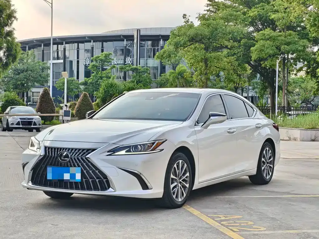 Lexus ES — фото 1