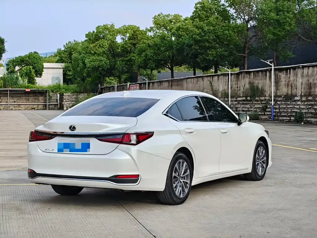 Lexus ES — фото 10