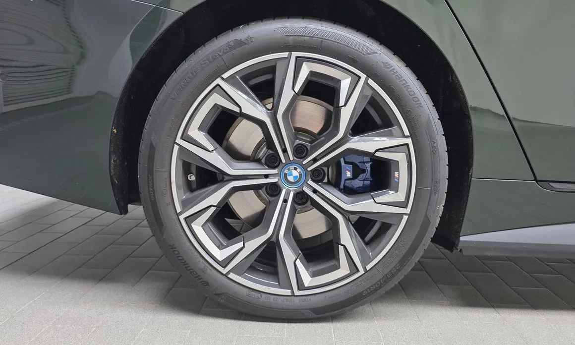 BMW i4 — фото 9