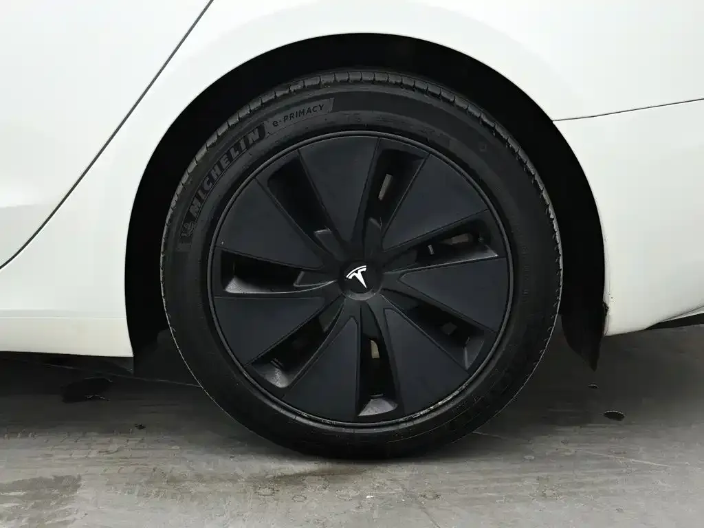Tesla Model 3 — фото 7