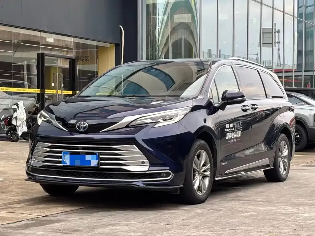 Toyota Sienna — фото 1