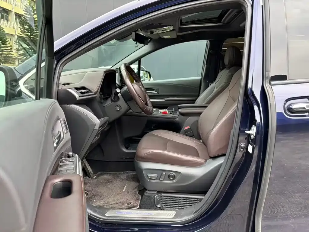Toyota Sienna — фото 4