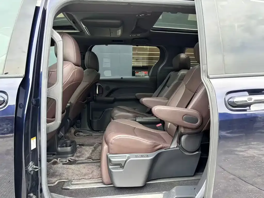 Toyota Sienna — фото 2