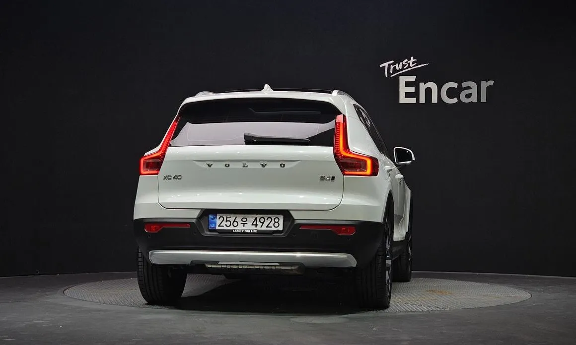 Volvo XC40 — фото 8
