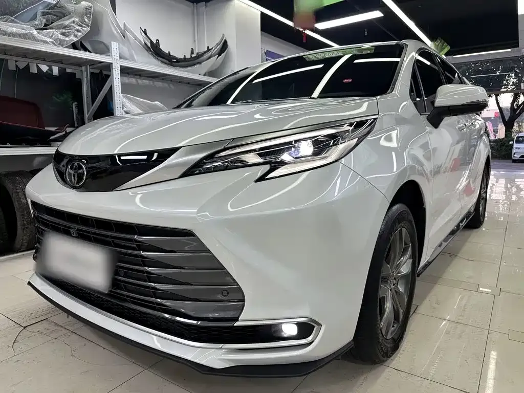 Toyota Sienna — фото 1