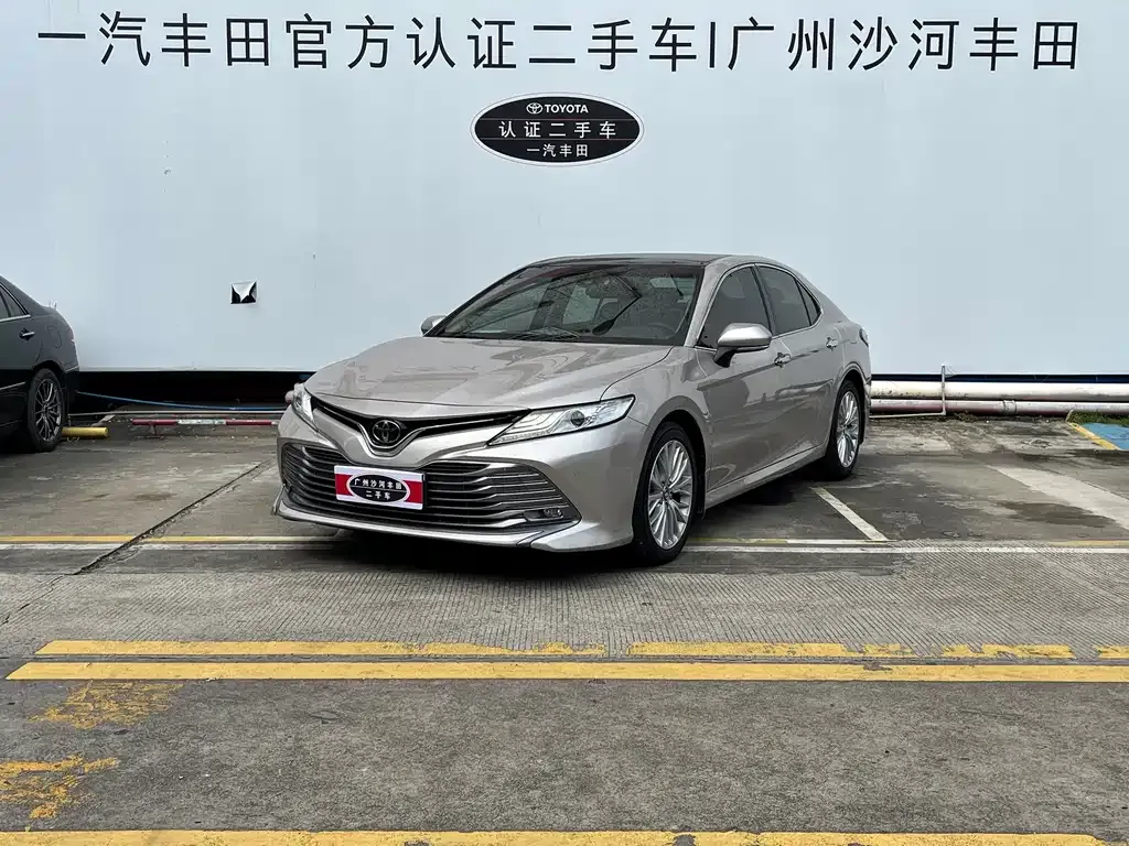 Toyota Camry — фото 1