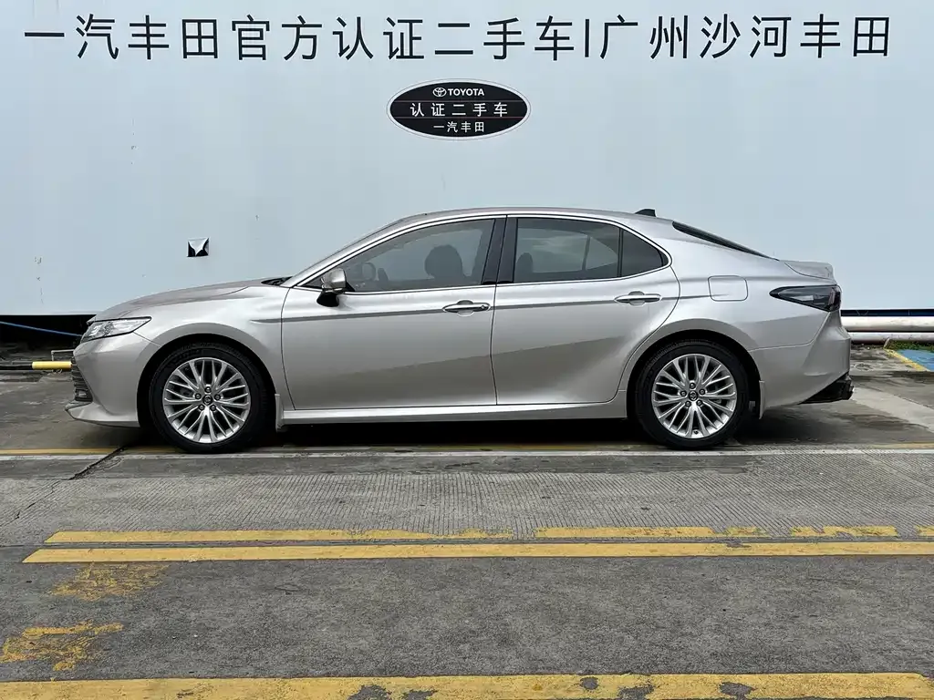Toyota Camry — фото 3