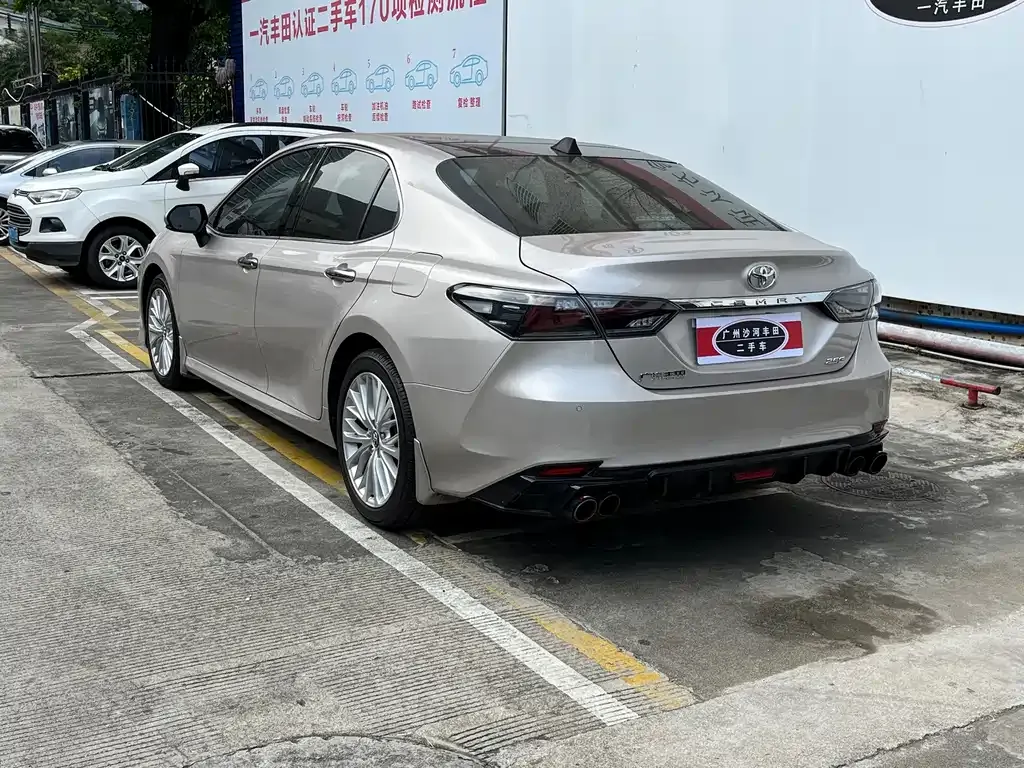 Toyota Camry — фото 5