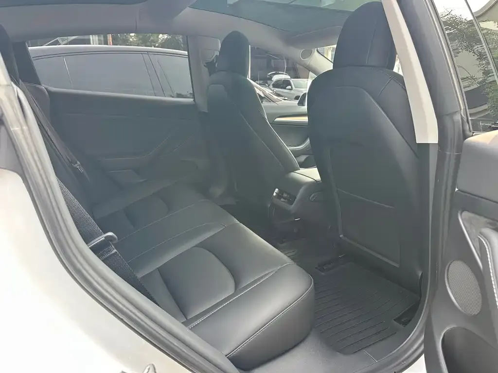 Tesla Model 3 — фото 4