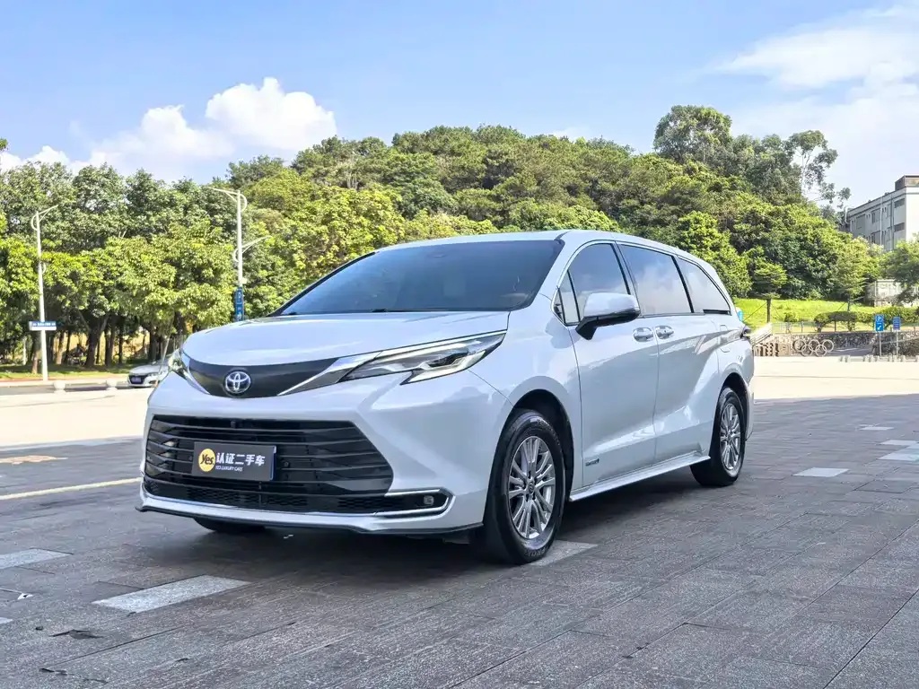 Toyota Sienna — фото 1