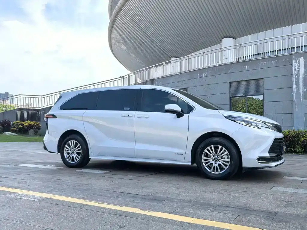 Toyota Sienna — фото 8