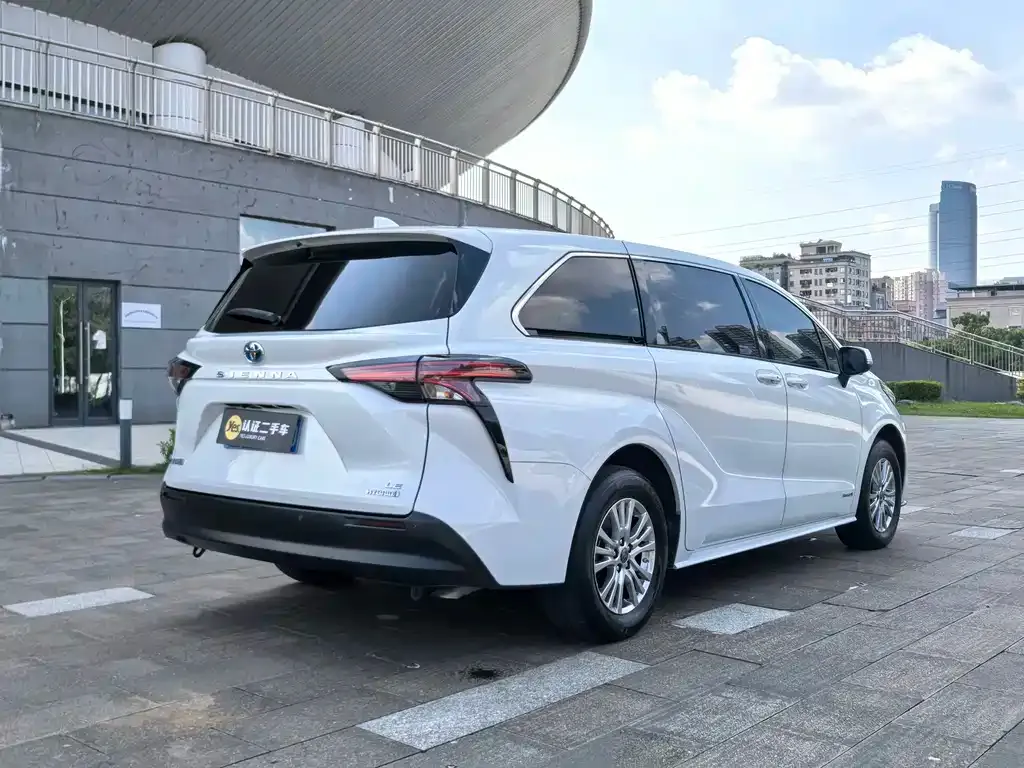 Toyota Sienna — фото 4