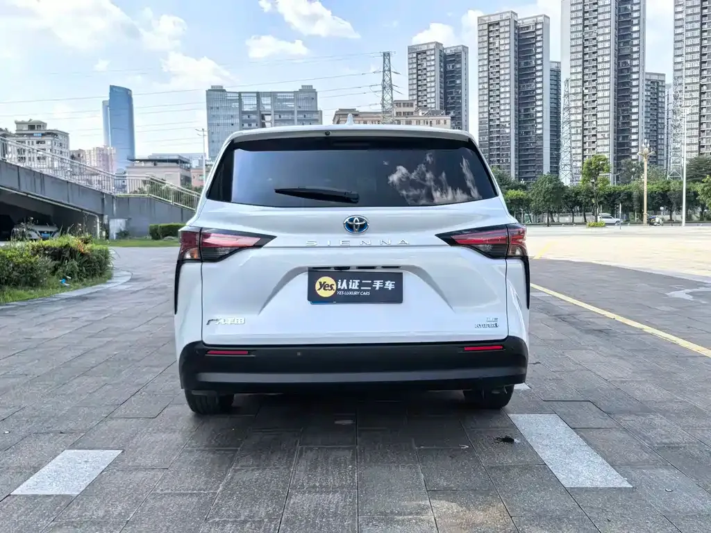 Toyota Sienna — фото 10