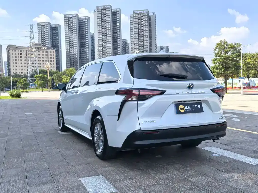 Toyota Sienna — фото 5