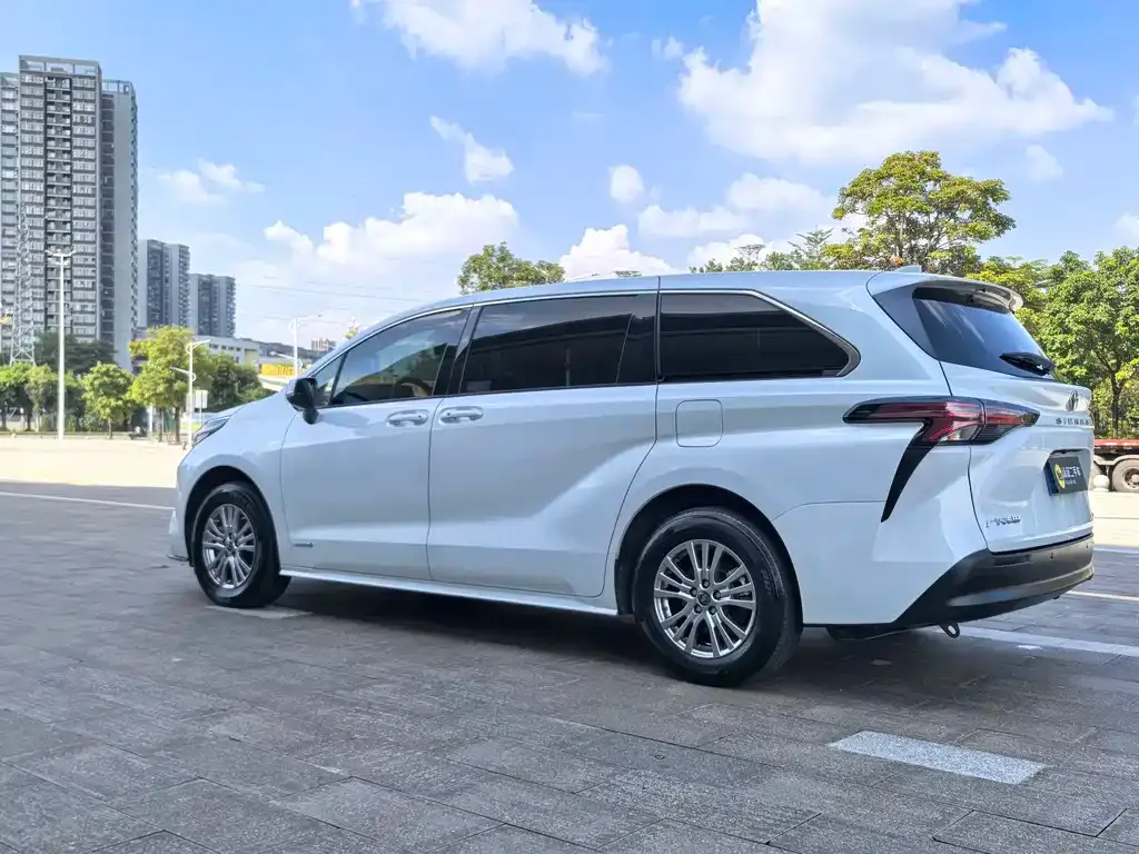 Toyota Sienna — фото 7