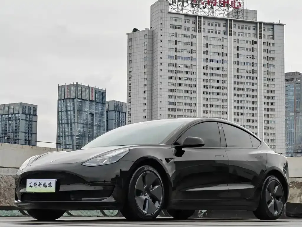 Tesla Model 3 — фото 1