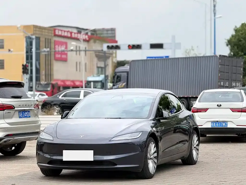 Tesla Model 3 — фото 1