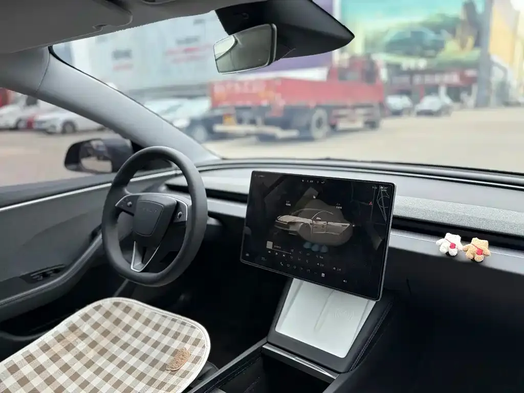 Tesla Model 3 — фото 7