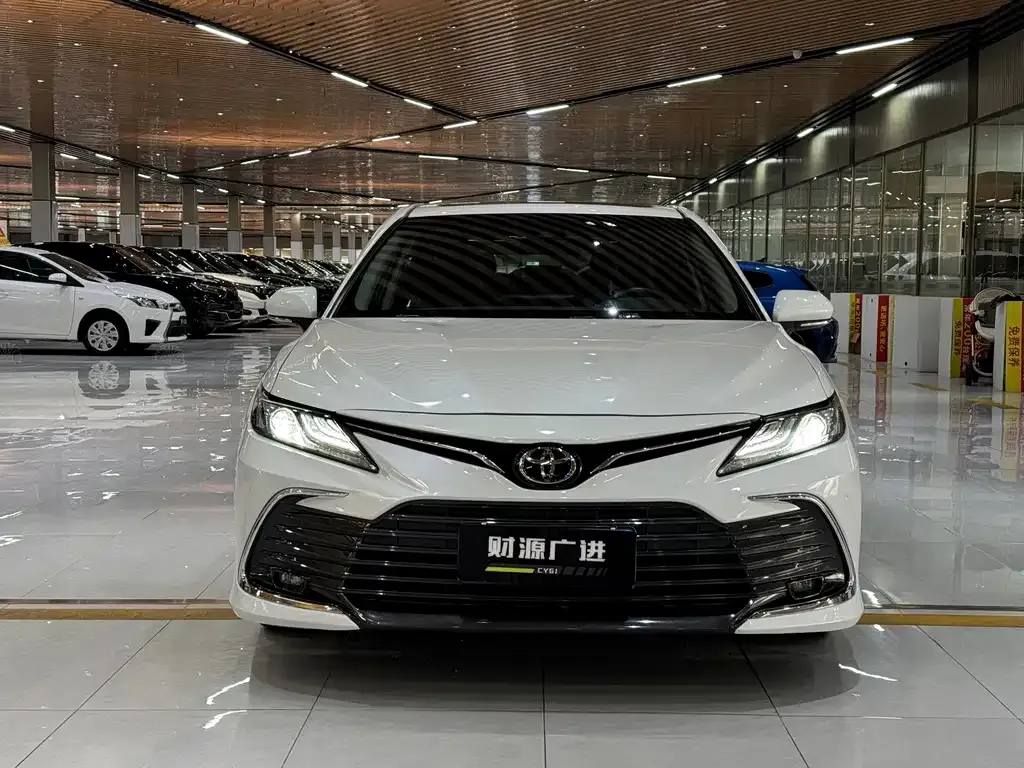 Toyota Camry — фото 10