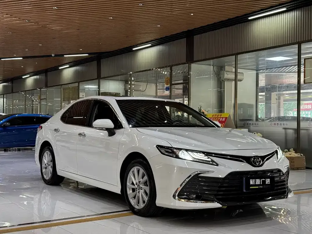 Toyota Camry — фото 9