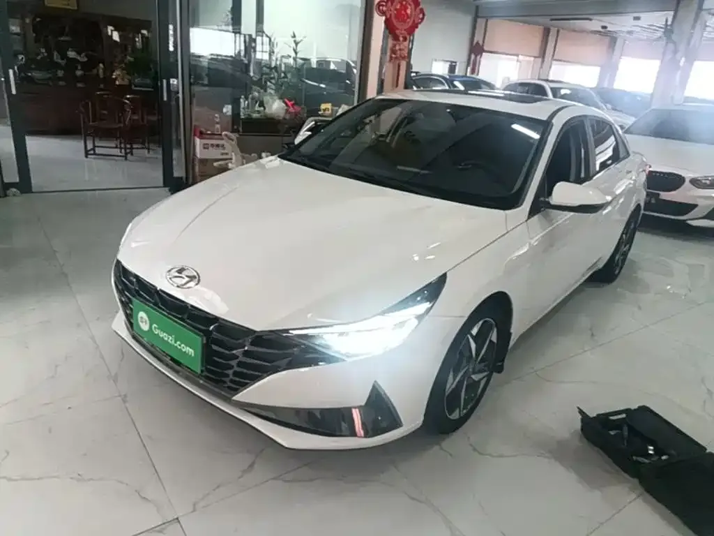 Hyundai Elantra — фото 1