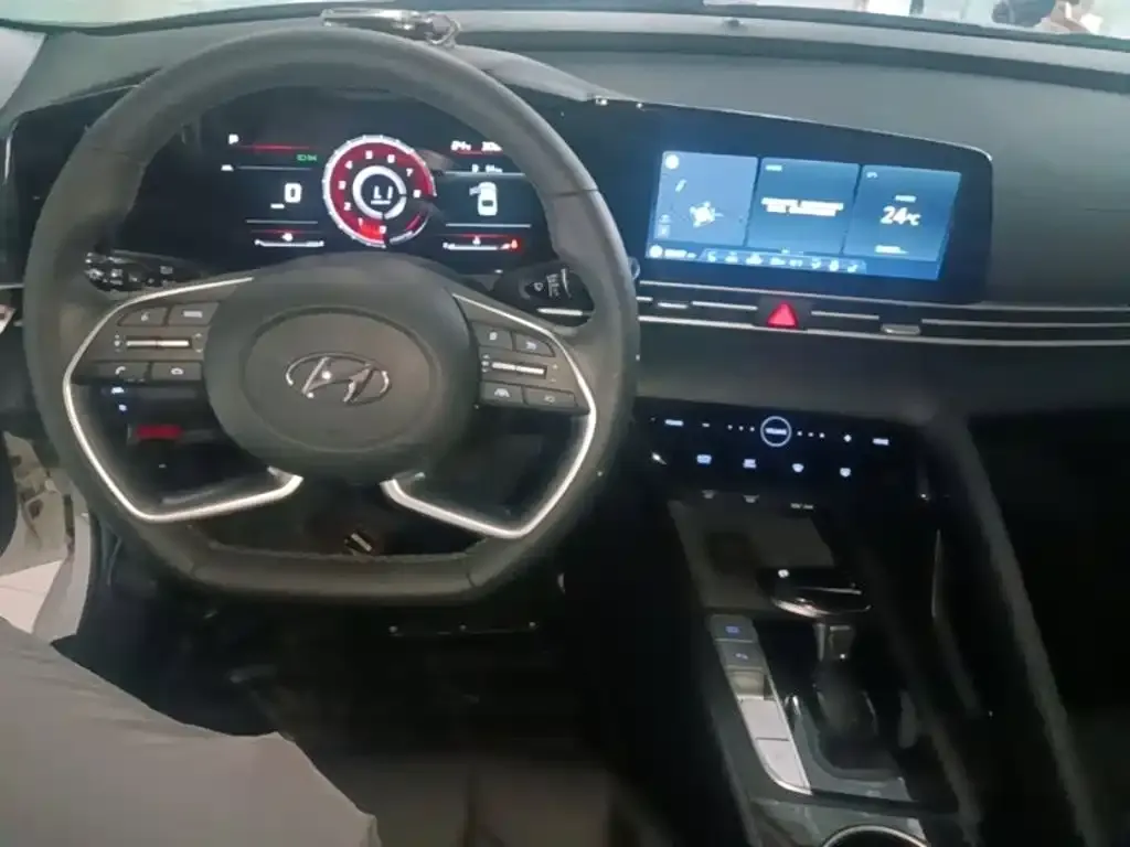 Hyundai Elantra — фото 2