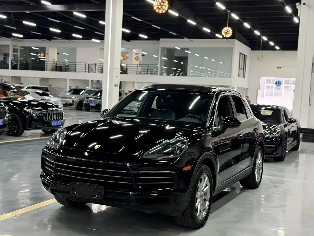 Porsche Cayenne — фото 1