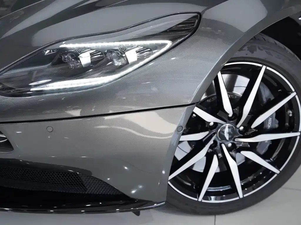 Aston Martin DB11 — фото 9