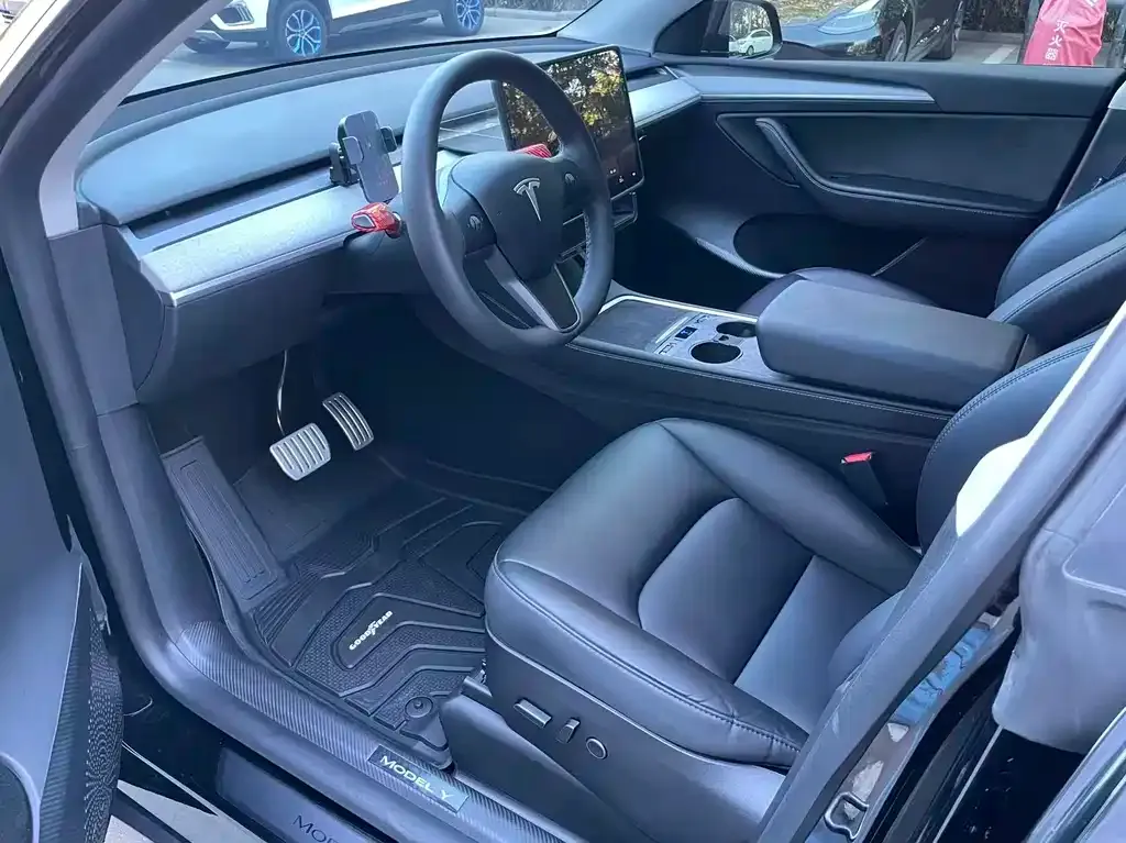 Tesla Model Y — фото 7