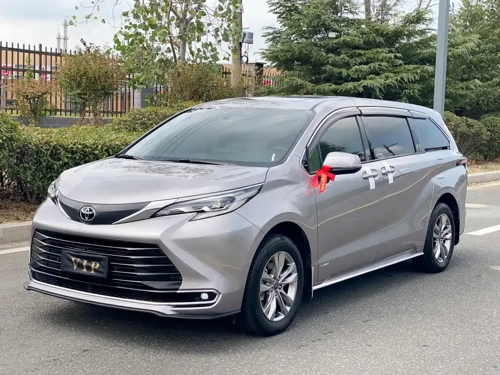 Toyota Sienna — фото 1