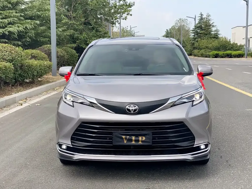 Toyota Sienna — фото 3