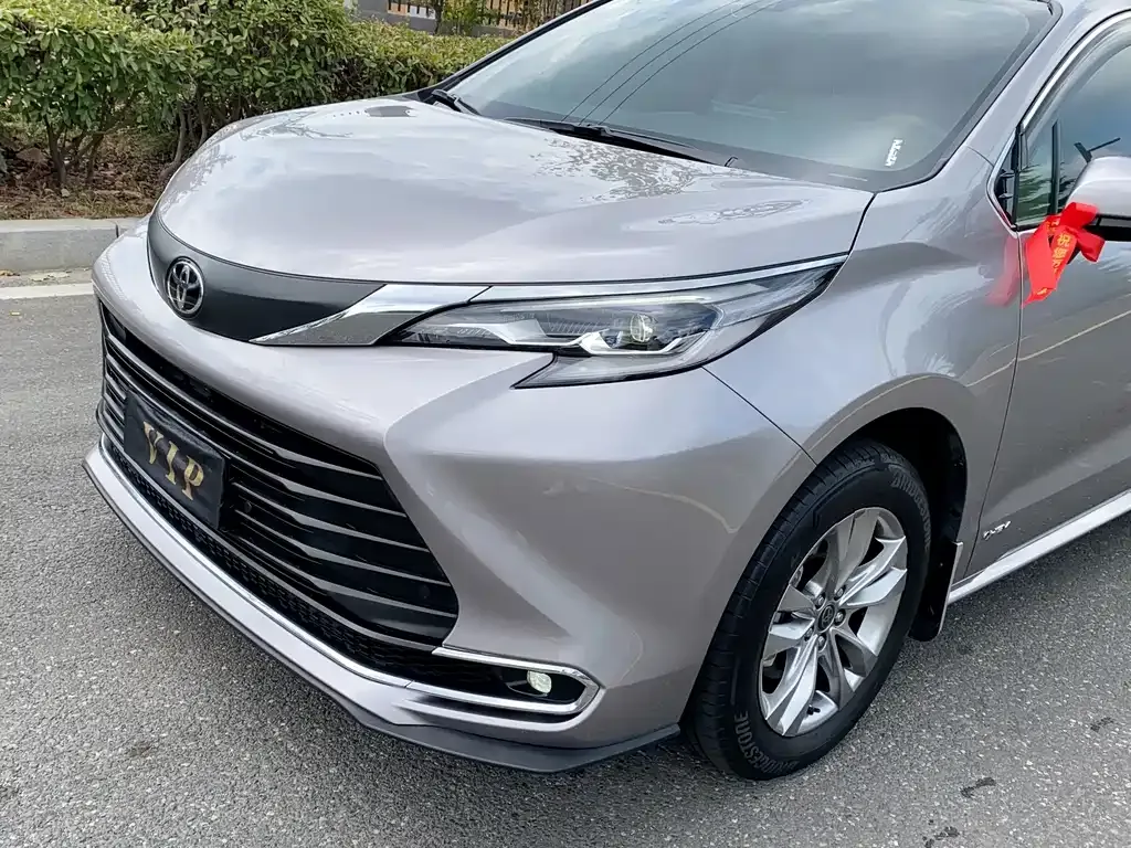 Toyota Sienna — фото 7