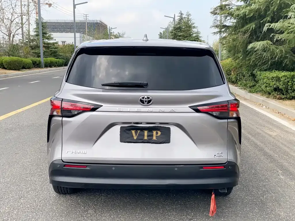 Toyota Sienna — фото 10